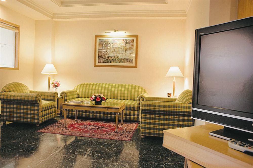 Savoy Suites Noida Exterior foto