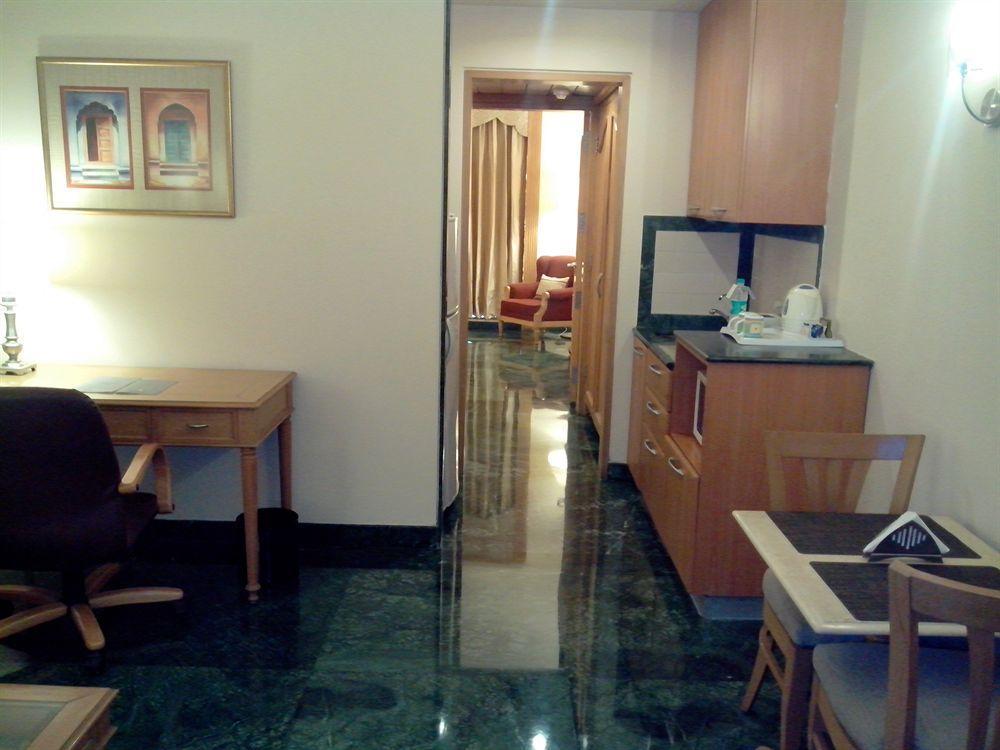 Savoy Suites Noida Exterior foto