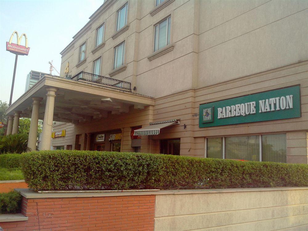 Savoy Suites Noida Exterior foto