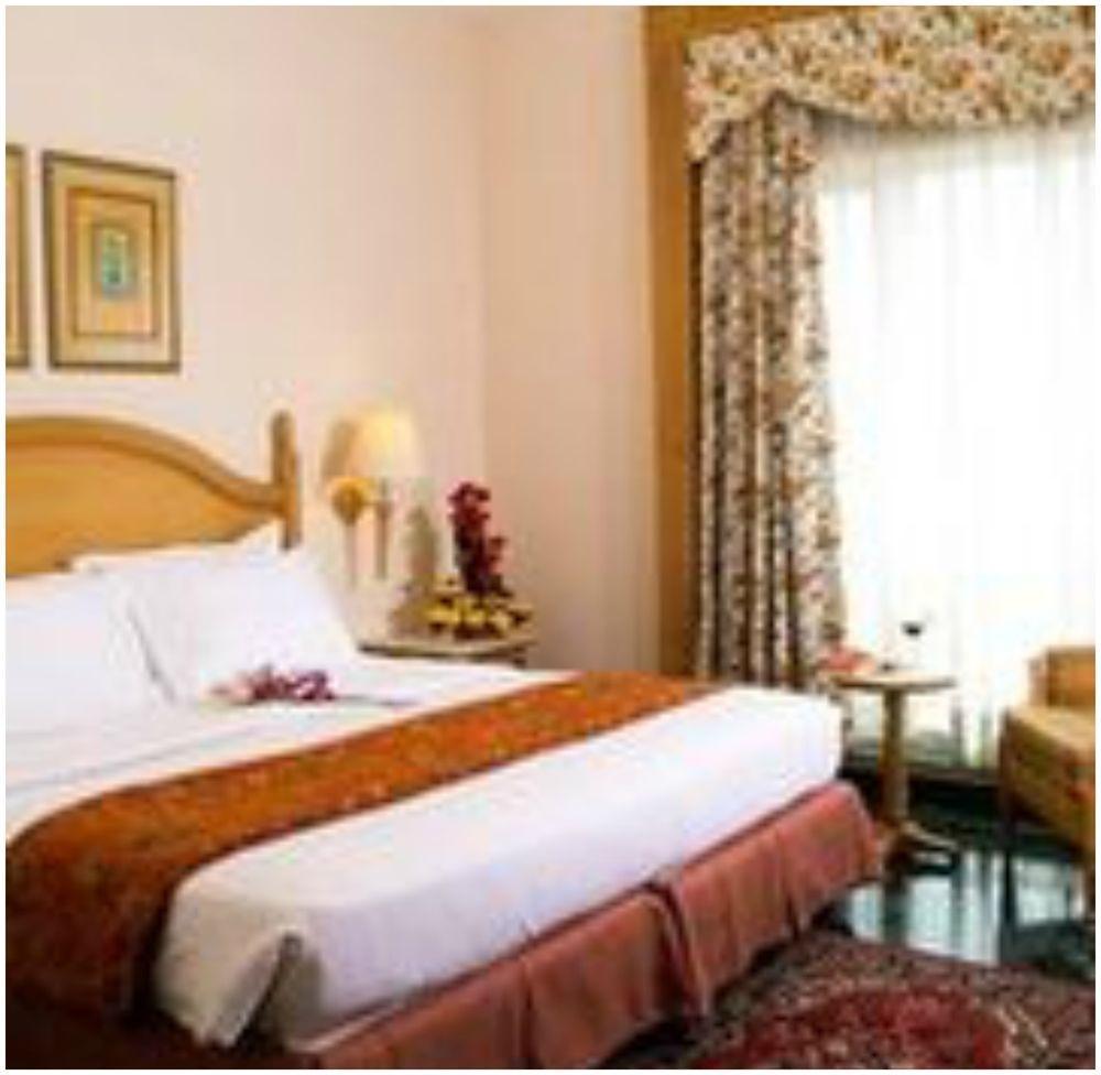 Savoy Suites Noida Exterior foto