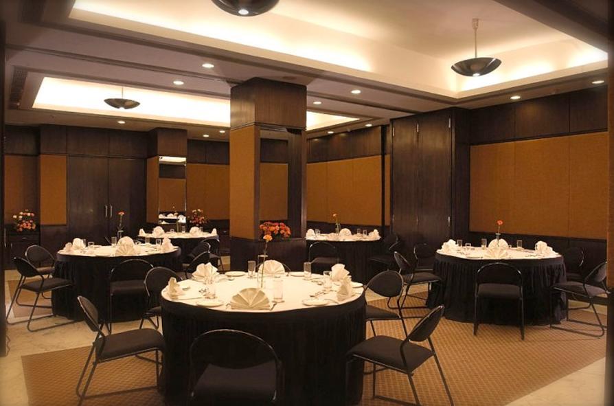 Savoy Suites Noida Restaurant foto