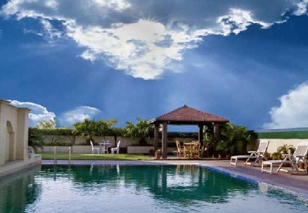Savoy Suites Noida Exterior foto